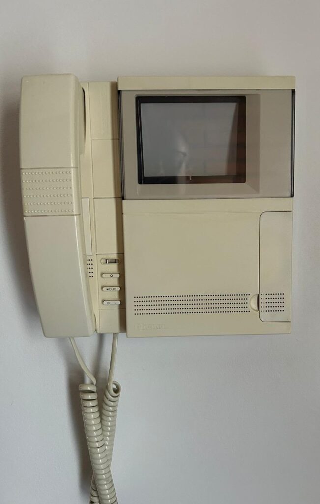 Monitor TERRANEO 334102E antiguo instalado en comunidad de vecinos